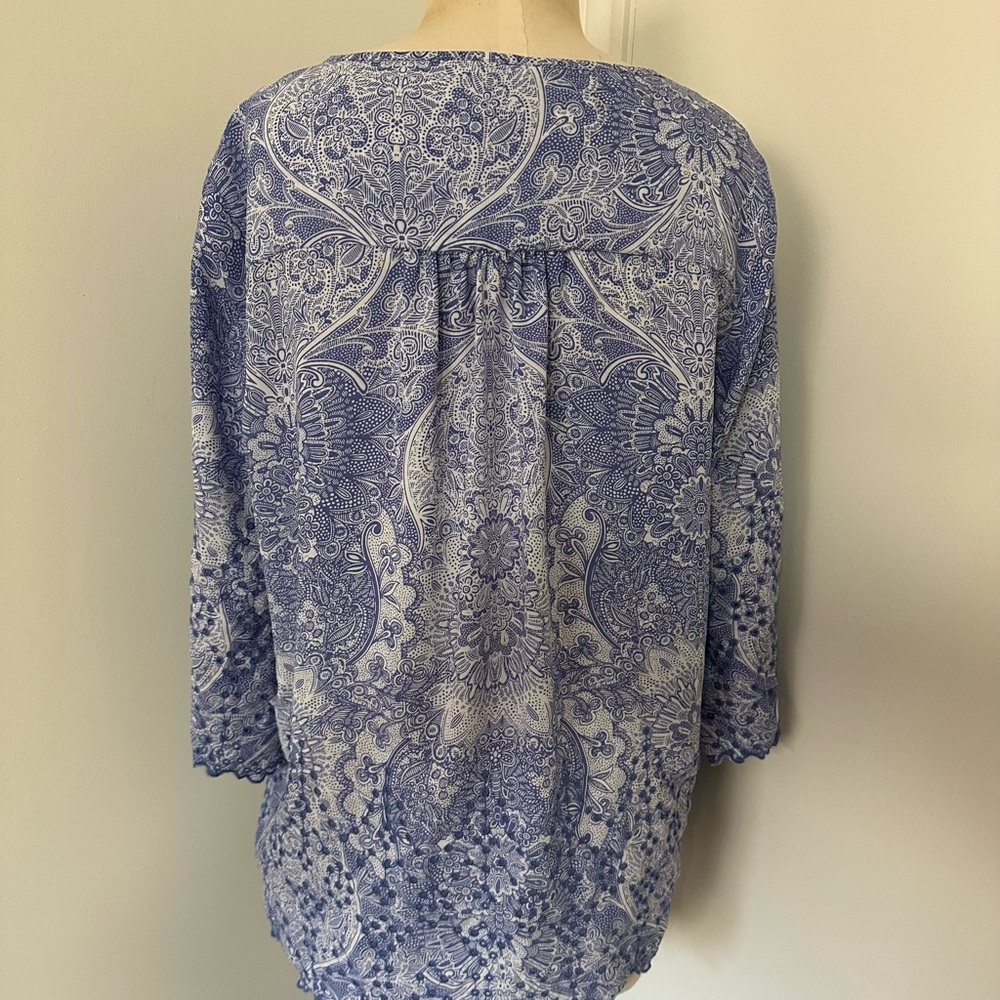 “Multiples” Medium blue and white paisley print w/eyelet border P2P 22" - Picture 4 of 9